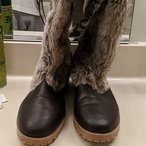 Used Women Arcadia Manmade Faux Winter Boot